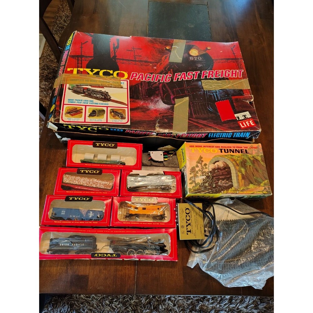 Vtg 1970s TYCO HO Train Set Pavific Fast Freight Diesel 5 Cars and tunnel track
